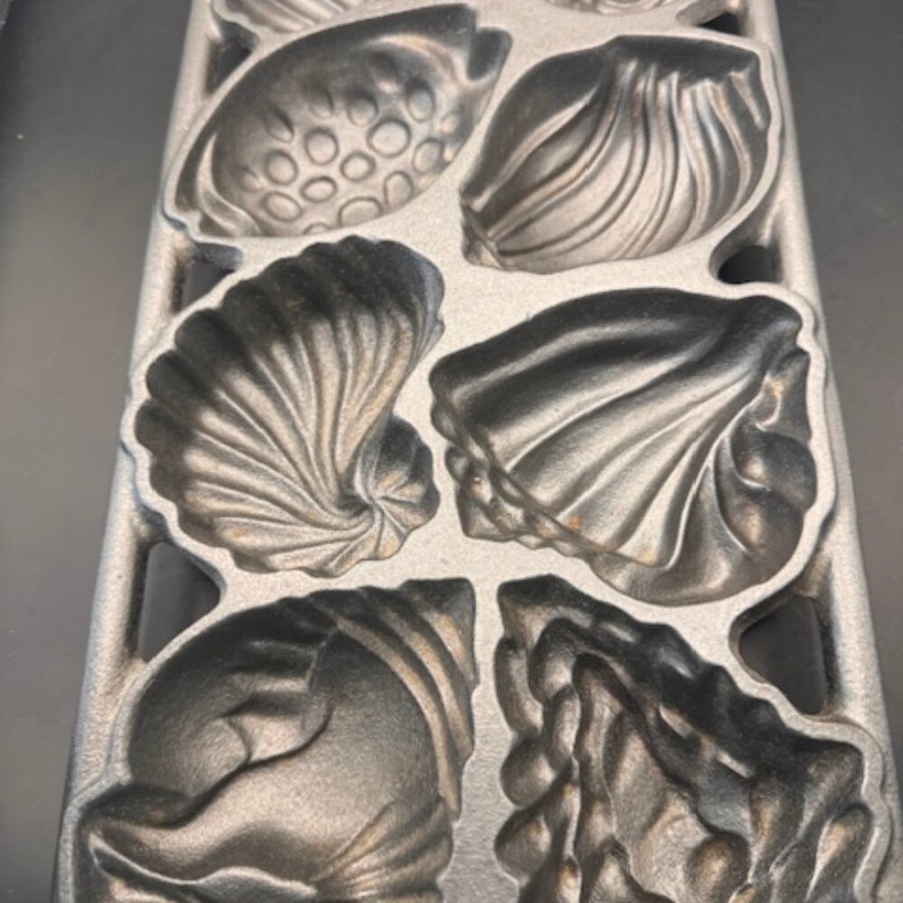 Vintage John Wright Cast Iron 1989 Sea Shell Baking Cornbread Cake Pan Mold USA